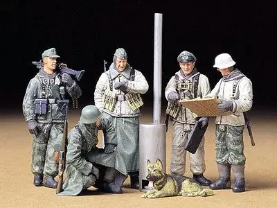 Árcsökkenés Tamiya Geman Soldiers at Field Briefing katonai figura készlet