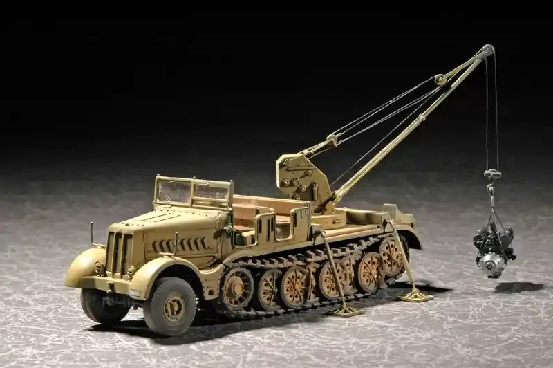 Népszerű Trumpeter Drehkran 6t auf Zugkraftwagen 18t (Sd.Kfz. 9/1) katonai vontató / teherjármű makett