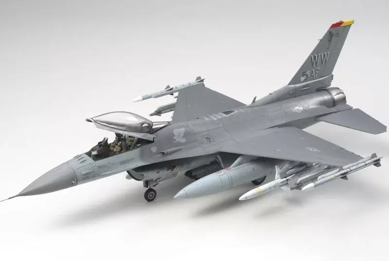 Rendeld meg most Tamiya Lockheed Martin F-16CJ - Fighting Falcon repülőgép makett