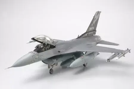 Kedvezményes ár Tamiya Lockeed F-16C Fighting Falcon ANG repülőgép makett