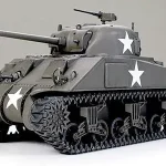 Tamiya U.S. Medium Tank M4 Sherman - Early harcjármű makett Azonnal elérhető