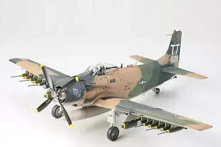 Tamiya Douglas A-1J Skyraider USAF repülőgép makett Azonnali szállítás