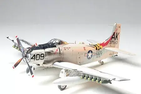 Vásárlói kedvenc Tamiya Douglas Skyraider AD-6 repülőgép makett