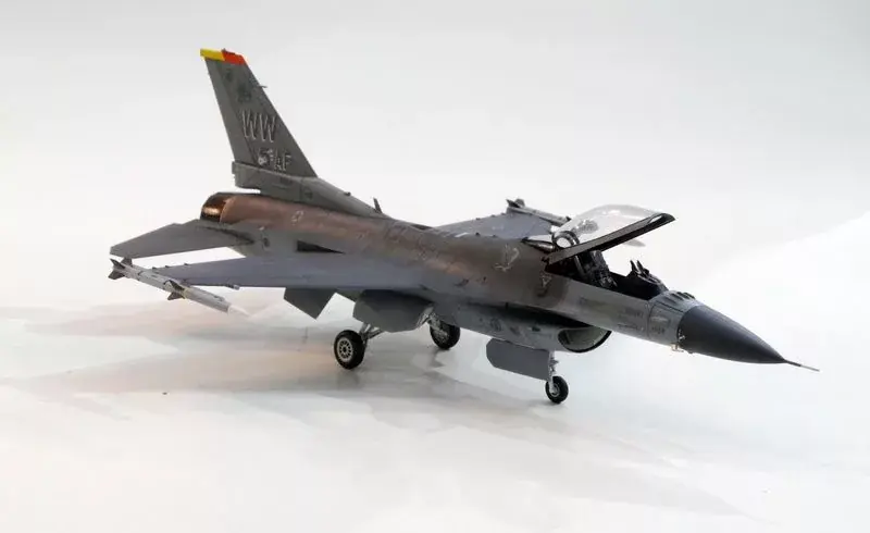 Különleges ajánlat Tamiya F-16 CJ Fighting Falcon repülőgép makett