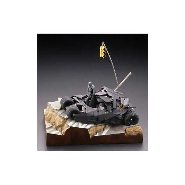 Ne maradj le Batman Begins Dioráma Batmobile Tumbler in Gotham City 17 cm