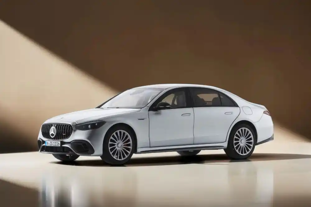 Ne maradj le Mercedes-AMG S 63 E Performance 2026 modellautó - Hightech silver