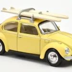 Prémium Volkswagen Bogár 1303 1973 modellautó szörfdeszkával