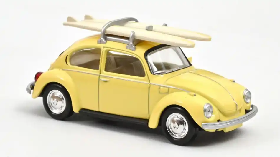Prémium Volkswagen Bogár 1303 1973 modellautó szörfdeszkával