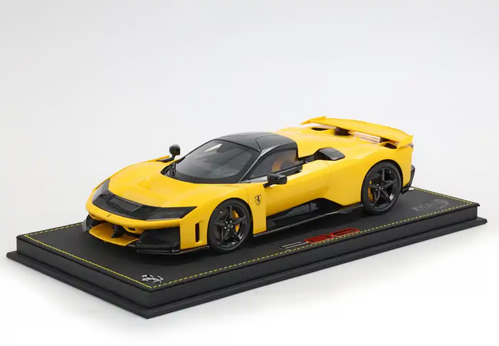 Végkiárusítás Ferrari F80 2024 Giallo Modena vitrinnel Limitált