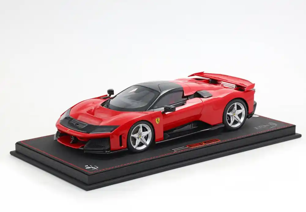 Ferrari F80 2024 Rosso Corsa vitrinnel Limitált Utolsó esély