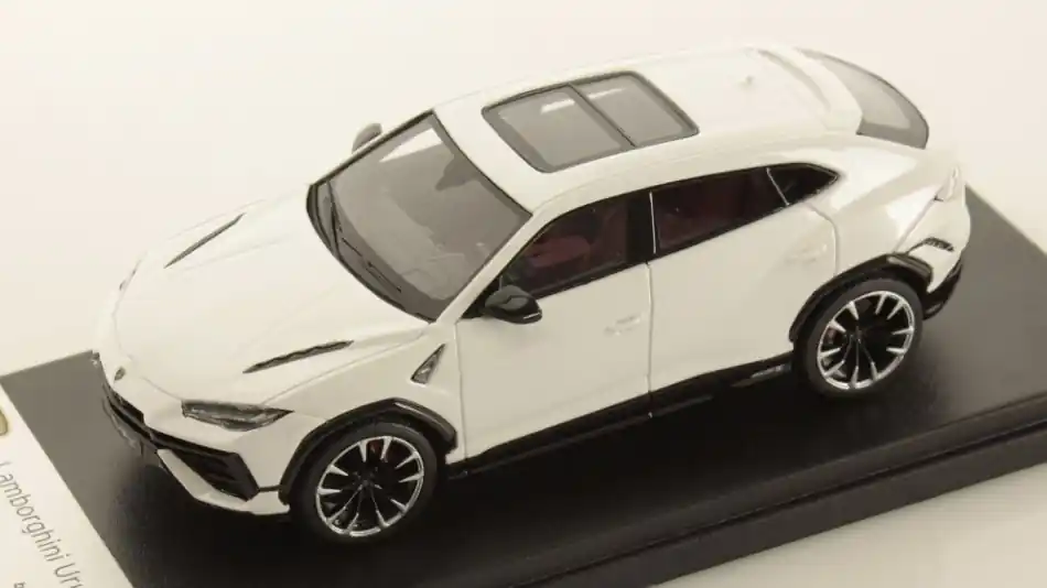 Rendeld meg most Lamborghini Urus S modellautó