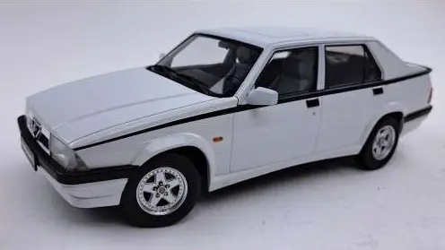 Alfa Romeo 75 modellautó Expressz kézbesítés