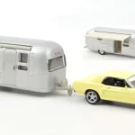 Árcsökkenés Ford Mustang Coupé 1968 Airstream lakókocsival modellautó