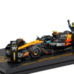 Akció McLaren F1 MCL39 4 Abu Dhabi GP (3rd) 2025 álló L. Norris pilótával és a pit board táblával Újdonság
