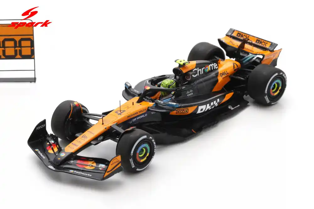 McLaren F1 MCL39 4 Hungarian GP győztes 2025 l. Norris Pit board táblával Kiárusítás