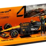 Azonnal elérhető McLaren F1 MCL39 4 Abu Dhabi GP (3rd) 2025 + L. Norris álló pilótával, Pit board táblával Limitált