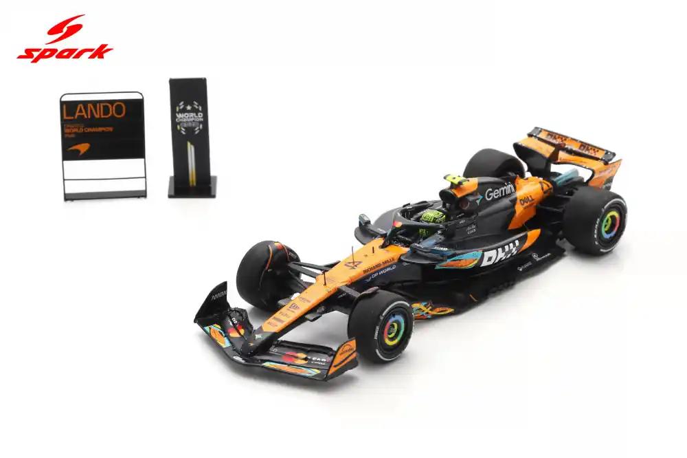 McLaren F1 MCL39 4 Abu Dhabi GP 2025 L.Norris világbajnok Pit board táblával, széles talapzattal, keréknyomokkal Kedvezmény