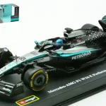 Vedd meg online Mercedes F1 W16 63 2025 G. Russell vitrinnel és pilótával