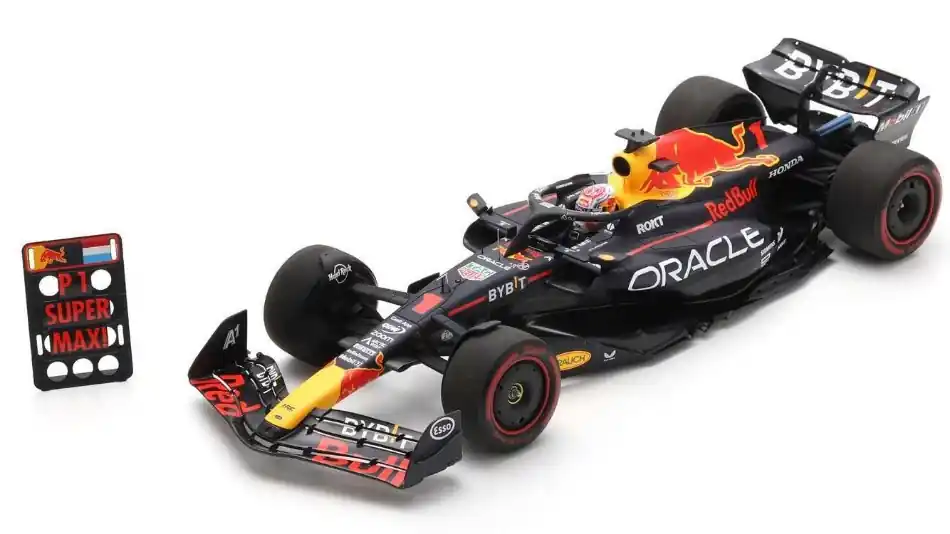 Szezonális akció Red Bull F1 RB19 n.1 British GP 2023 M. Verstappen Pit Board táblával