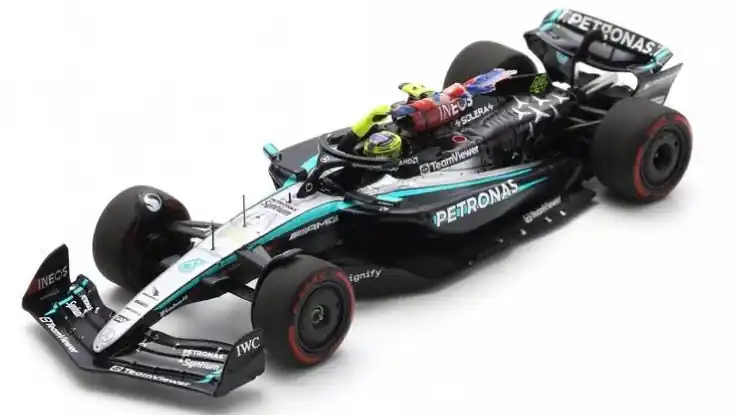 Legjobb ár Mercedes F1 W15 n.44 Britain GP 2024 L. Hamilton zászlóval