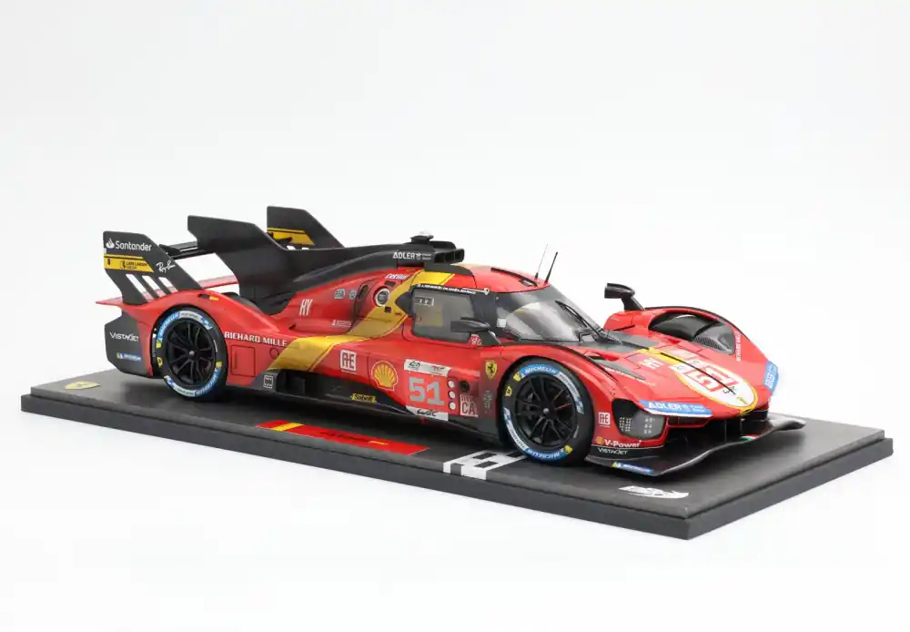 Gyors kiszállítás Ferrari 499P 51 24h Le Mans győztes (koszolt verzió) 2023 A.P. Guidi - J. Calado - A. Giovinazzi (vitrinnel) Limitált